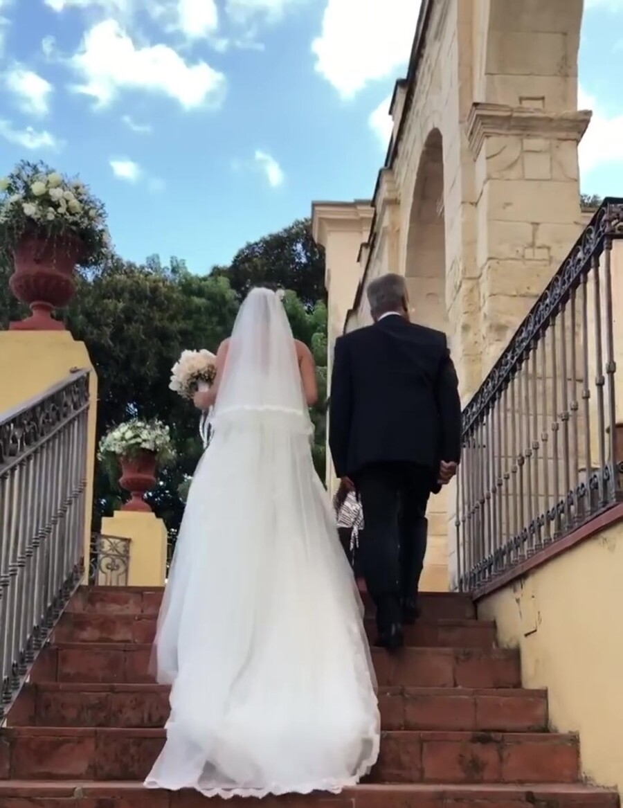 Sposi che salgono le scale di Villa Vivaldi Pasqua a Cagliari